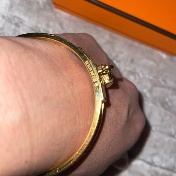 Hermes Preloved bangle with dangling lock on excellent condition color black . - Picture 5 of 5